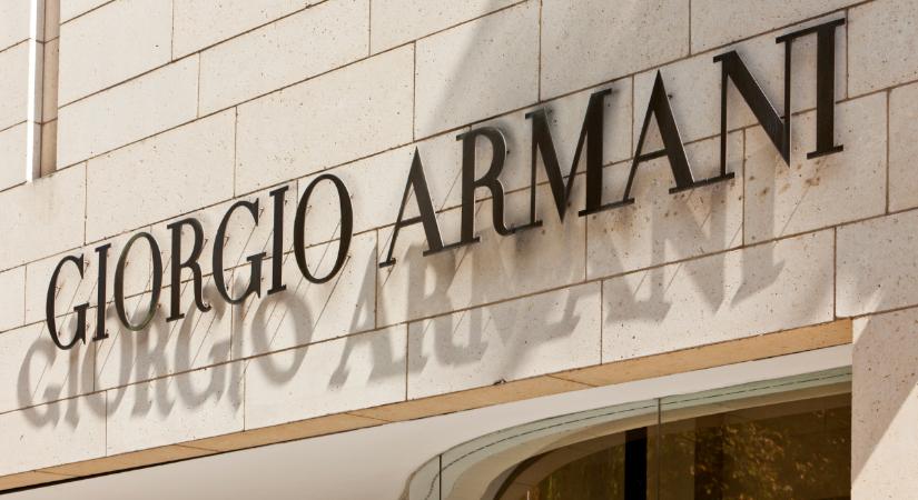 Bejelentést tett a 90 évesen nyugdíjba készülő Giorgio Armani: ők örökölhetik a gyermektelen divatkirály birodalmát