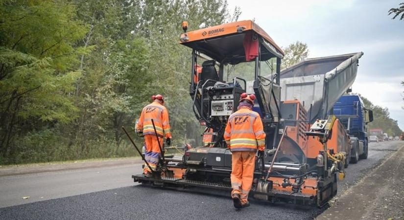 Figyelem! Új időpontban újítják fel a burkolatjeleket a forgalmas autóúton Győr térségében