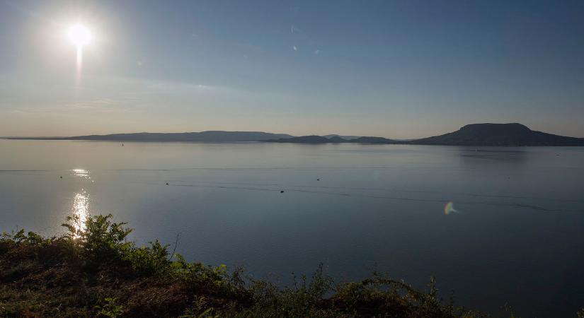 Több ezer tonnányi kerül évente a Balatonba, egyetlen nap alatt elképesztő mennyiségű halat telepítettek a magyar tengerbe