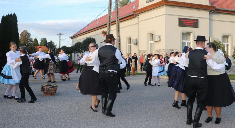 Táncos szüreti felvonulás és batyus bál Foktőn