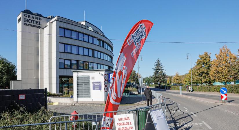 Lezárták az esztergomi szálloda környékét a fideszes politikusok miatt - Fotók