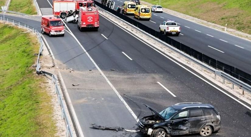 Elaludt a volánnál egy fiatal nő az M6-oson, letarolt egy kisteherautót is