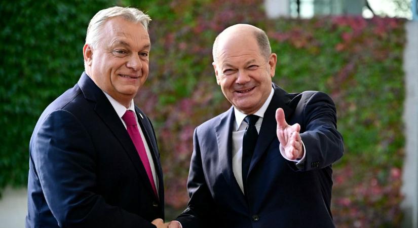 Videón, ahogy Olaf Scholz szívélyesen fogadja Orbán Viktort