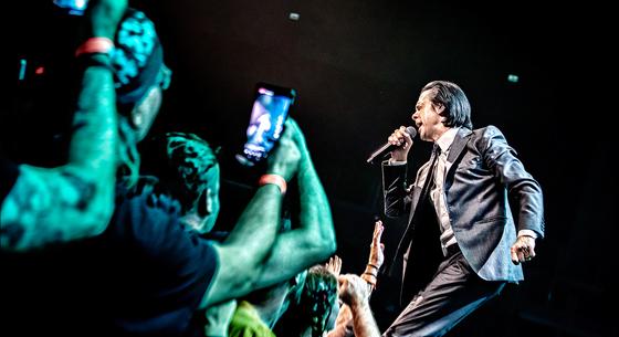 Nick Cave egy templomi kórus előtt is bizonyította, ő maga a rock and roll