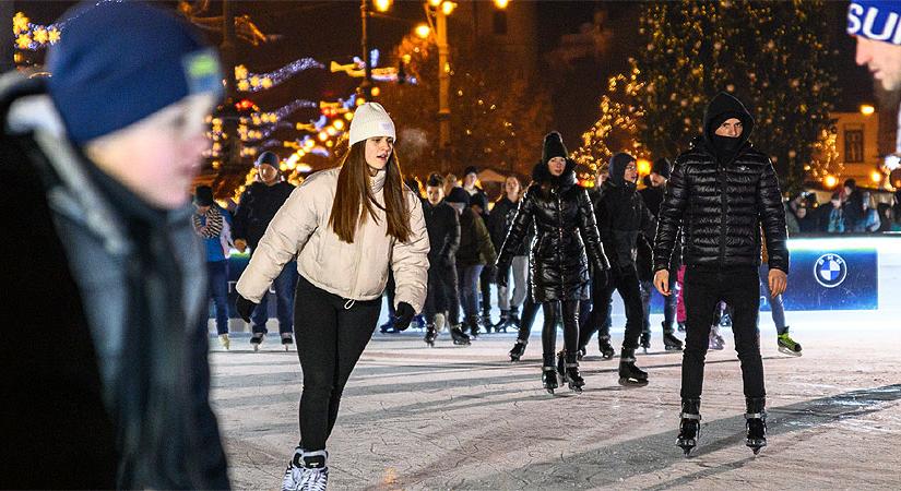 Idén is lesz korcsolyapálya a debreceni adventi vásárban