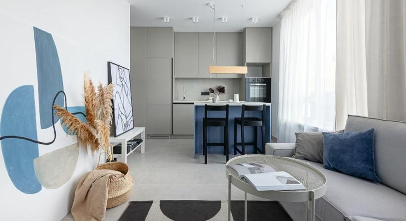 Könnyed modern lakberendezés kis lakásban, kék árnyalatokkal, kisebb összegből 43 m2-en