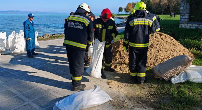 Megemelkedett a Balaton vízszintje, lakóingatlanok kerültek veszélybe