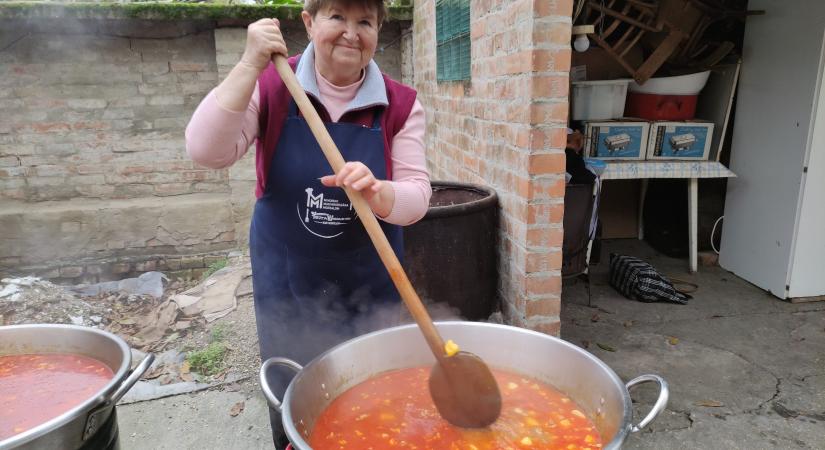 Czeller Éva az ételosztások fakanalát is profin forgatja