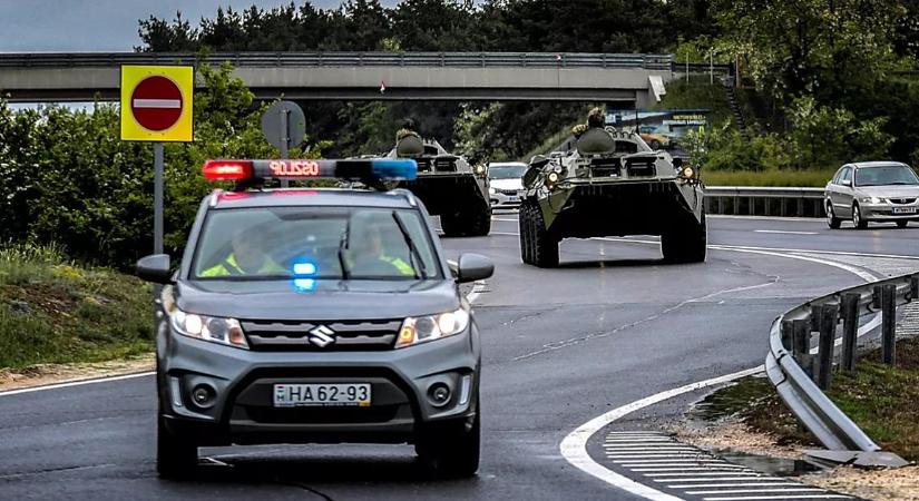 Katonai menetoszlopokkal találkozhatunk a hajdú-bihari utakon