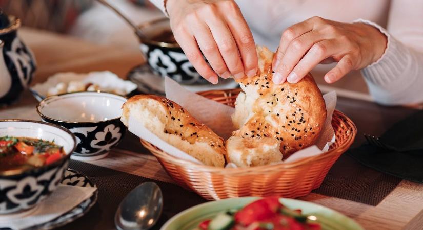 Lehet, hogy eddig te is rosszul etted a kenyeret: a szakértő szerint ez a helyes mód