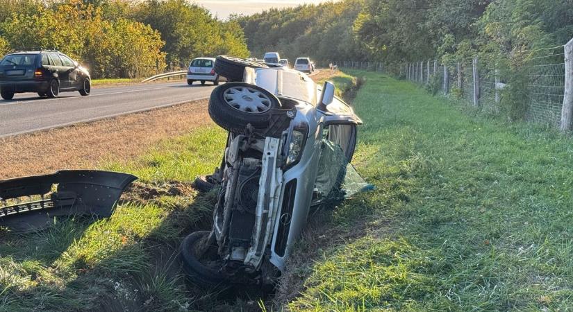 Baleset Bocskaikertnél: autó az árokban, torlódás az úton – fotókkal, videóval!