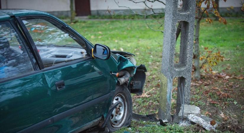 Baleset Komádiban: villanyoszlopnak csapódott egy autó