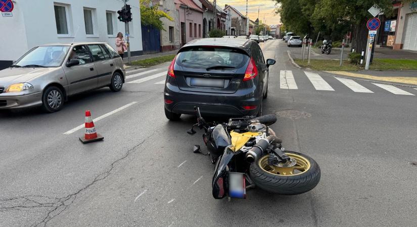 Motor és autó ütközött Debrecenben – fotókkal