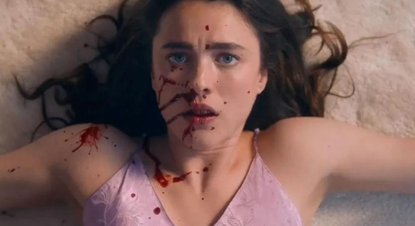 Így néznek ki Demi Moore híres szilikonmellei, Margaret Qualley-nek is meg kellett csináltatnia