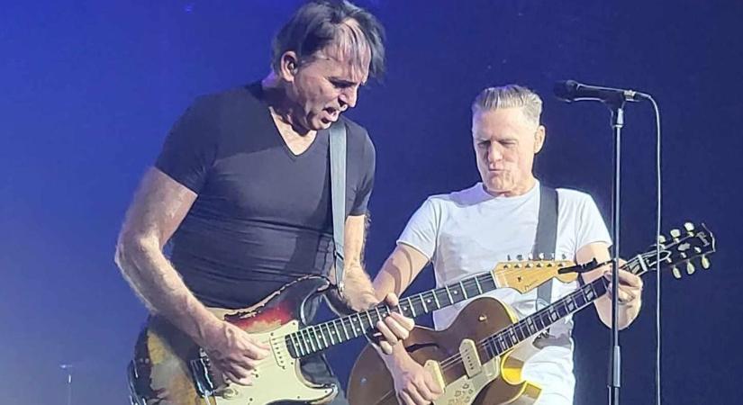 Bryan Adams mellől váratlanul eltűnt a basszusgitáros, de ez senkit sem érdekelt