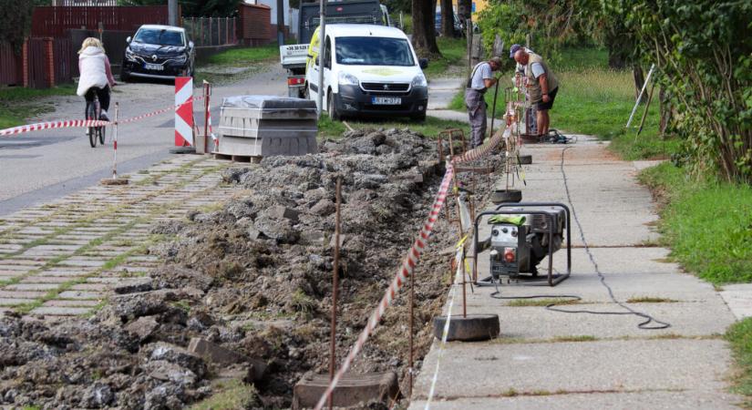 Bontják a parkolót, marják a burkolatot a Móricz Zsigmond utcában