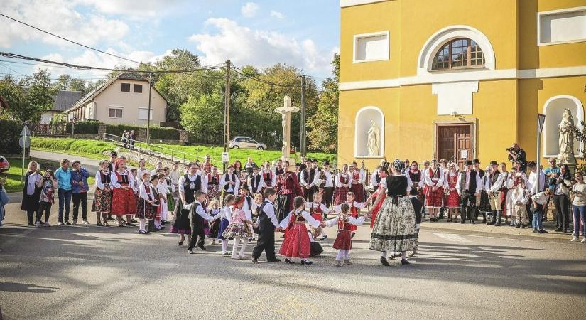 A szüreti felvonulás hagyományát éltették Kakasdon