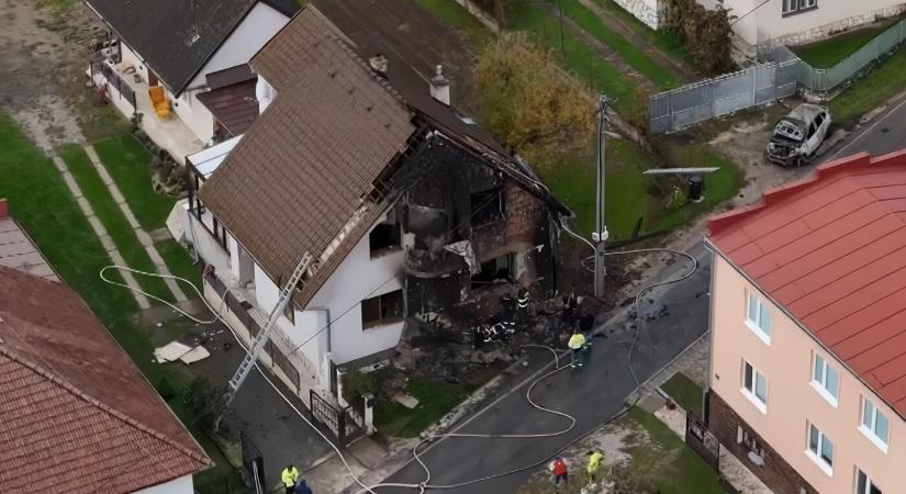 Kigyulladt egy ház, aminek nekihajtott egy autó – 160 ezer eurós kár keletkezett