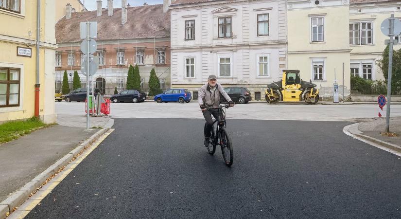 Magújult Sopronban az Újteleki utca útburkolata