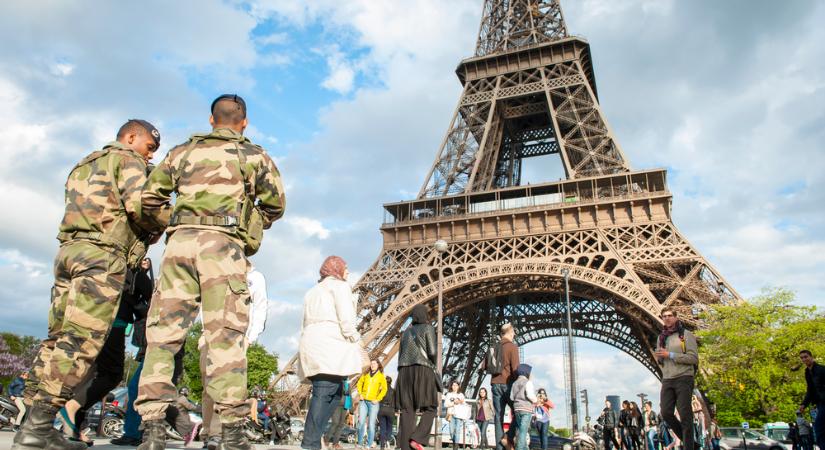 Példát mutatna a francia elnöki hivatal