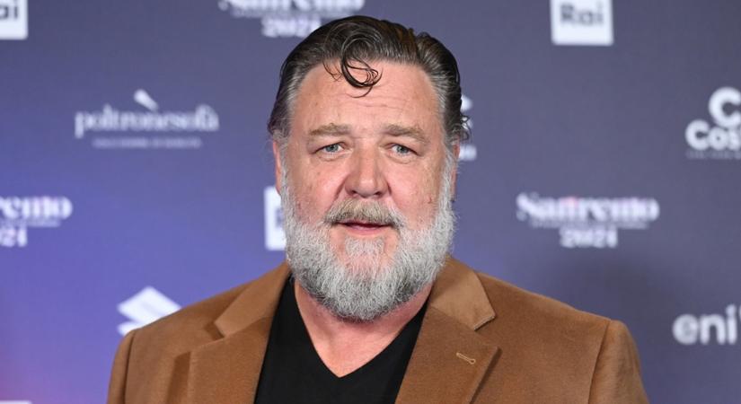 Russell Crowe barátnője igazi szőke bombázó – A legendás színész párja 27 évvel fiatalabb nála