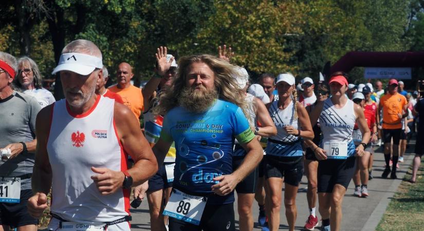 A magyar Forrest Gump most harmonikamuzsikát küld – Zenés üdvözlet a Bakonyból (videó)