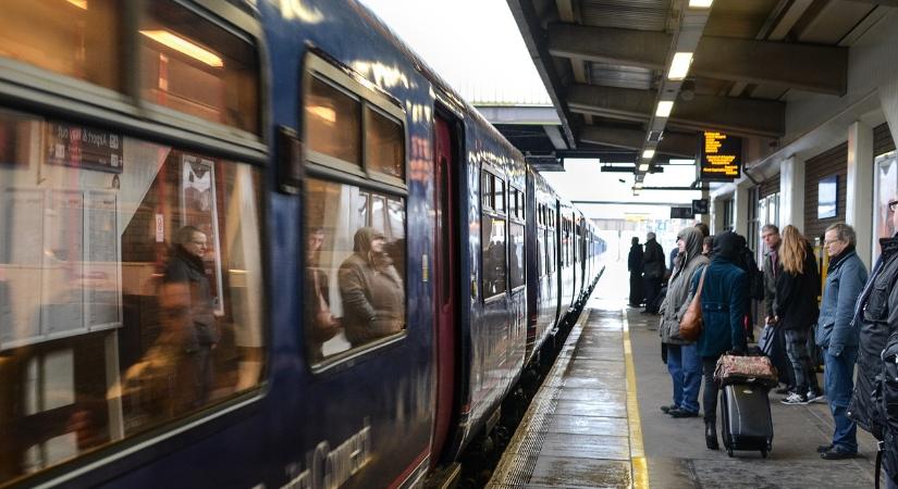 Lelépett a mozdonyvezető, hoppon maradtak a Budapestre tartó utasok