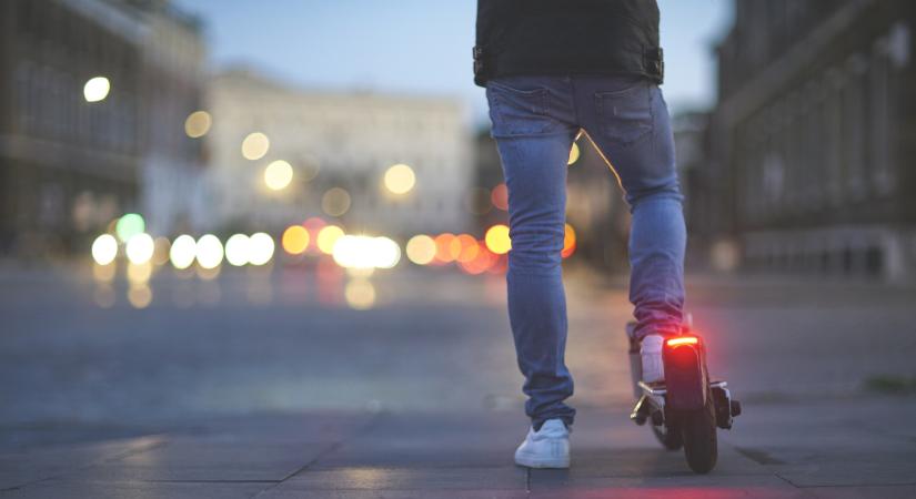 Eldőlt, elektromos rollerrel is tilos az ittas vezetés