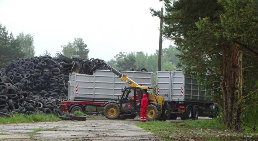 Illegálisan lerakott veszélyes autógumik ezreit szállíthatják el Lentiből a hatóságok