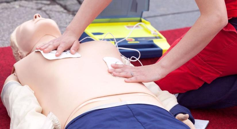 Egy helyett két defibrillátort vásárolhattak