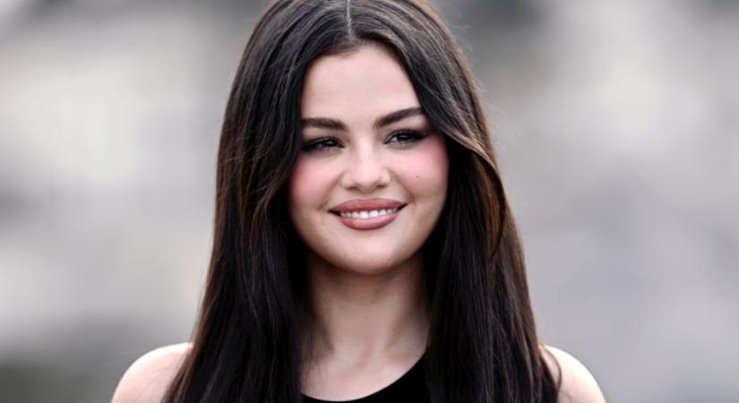 Selena Gomez megmutatta, hogyan viseljük a rövid ruhát ősszel