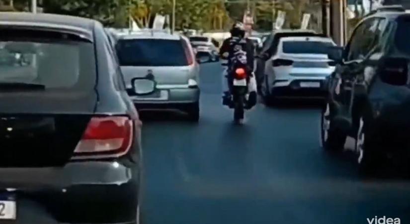 Dühében belerúgott egy autóba a motoros, ritka nagy pofára esés lett a vége!  videó