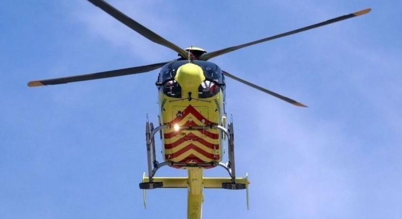 Csúnya baleset a 4-es főúton, mentőhelikopter a helyszínen!