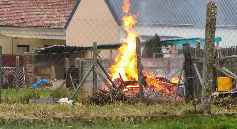 Lakóháza udvarán égetett többek között autóalkatrészeket egy férfi Vas vármegyében, nem volt jó ötlet