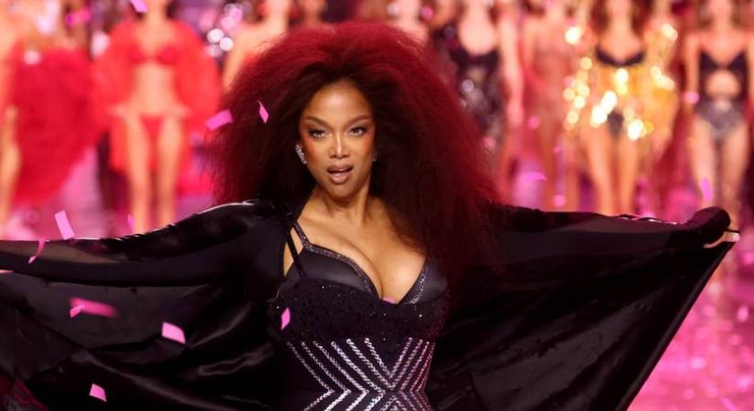 Tyra Banks pluszkilóival lépett 50 évesen a Victoria's Secret kifutójára: a 2000-es években még karcsú modell volt