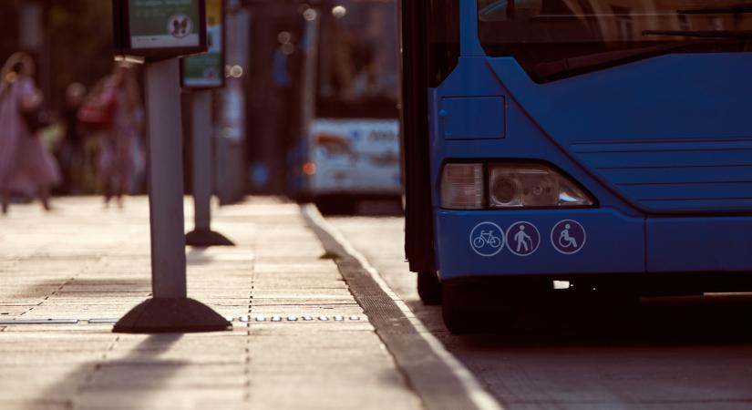 Még neki állt feljebb: telefonált a tömött busz sofőrje, azonnal vizsgálatot rendelt el a BKK