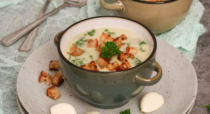 Lassú tűzön főtt fokhagymakrémleves: zöldfűszerektől lesz aromás