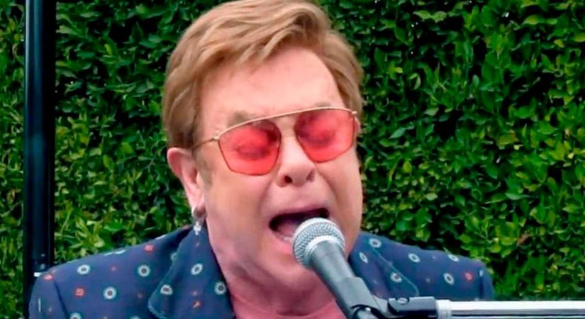 Ebben a pillanatban jött a mindent elsöprő hír a 77 éves Elton Johnról: fiatal szerelme ott van vele és fogja a kezét