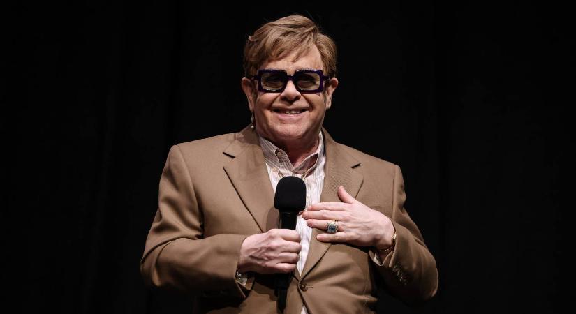 Elton John a térdkalácsát medálként viseli a nyakában, a rajongók kiakadtak – fotó