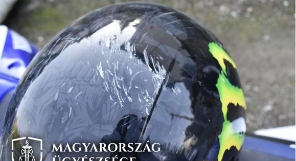 Gereblyét vágott egy motoroshoz a nő, mert zavarta a hangos zaj: kegyetlenül megtorolta a férfi a húzását