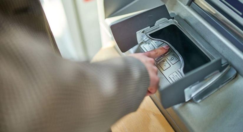 Online vásárlásból banki csalás - Az ATM kamerája buktatta le a fiatalt, akit keres a rendőrség