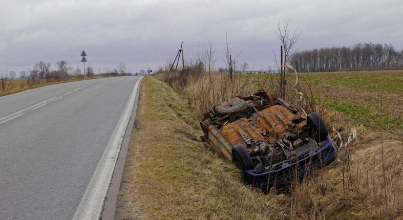 Árokba hajtott egy autó Tiszadada közelében