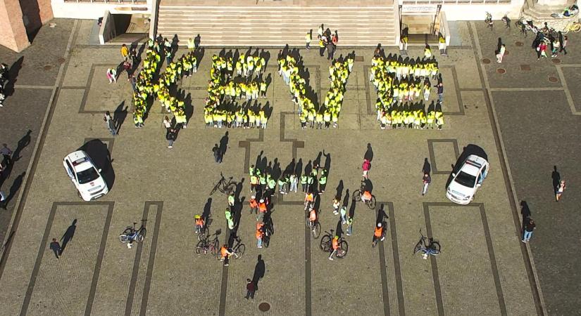 KEVE flashmob a „láthatóság” szellemében a szegedi Dóm téren