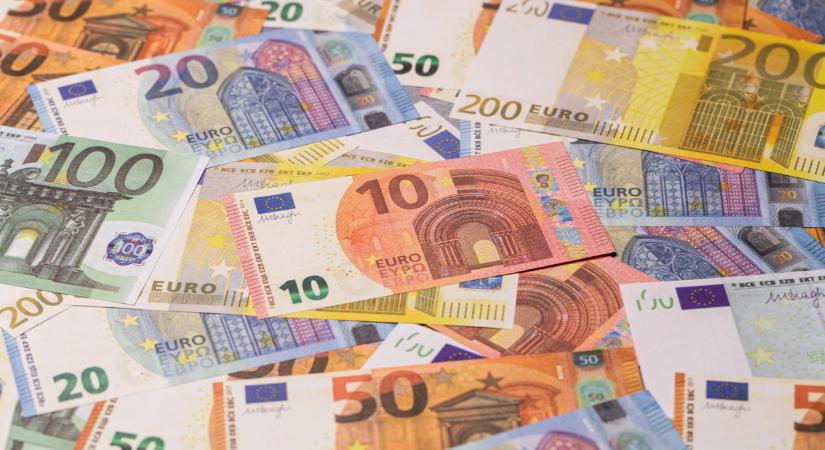 Tovább gyengült a forint: idén már marad a 400 forint feletti euró?