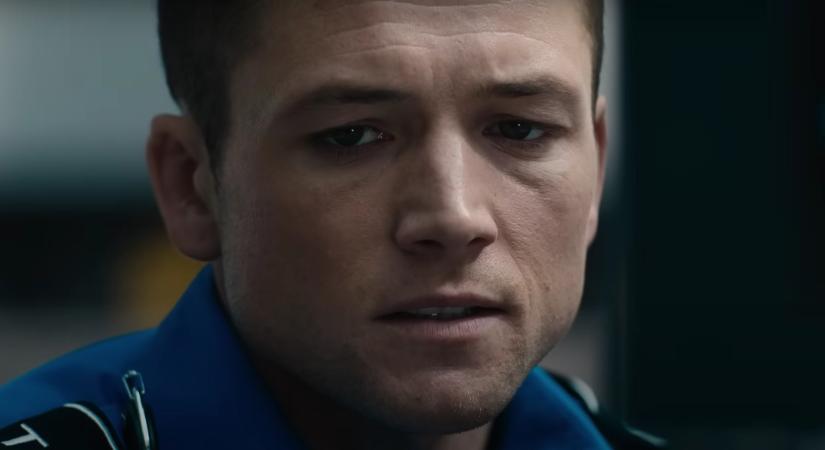 [RÖVIDEN] Taron Egerton idegőrlő karácsony elé néz a Carry-On első előzetesében, amiben egy repülőutas megzsarolja