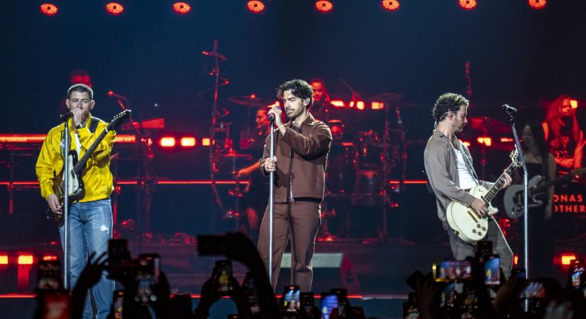 Lézerrel vették célbe az énekest, félbeszakadt a Jonas Brothers prágai koncertje