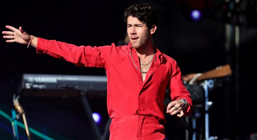 Nick Jonas lerohant a színpadról a Jonas Brothers prágai koncertje közben, miután valaki lézerpointerrel világított a homlokára