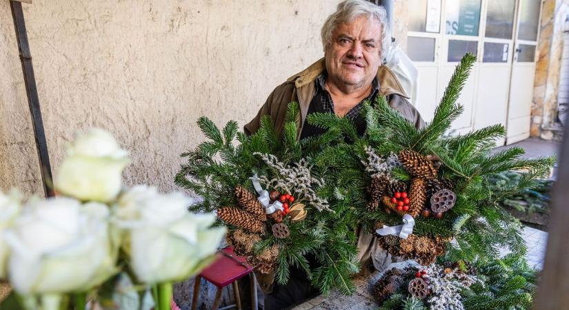 Ott voltunk, amikor elkészültek az első koszorúk a piacon  fotók