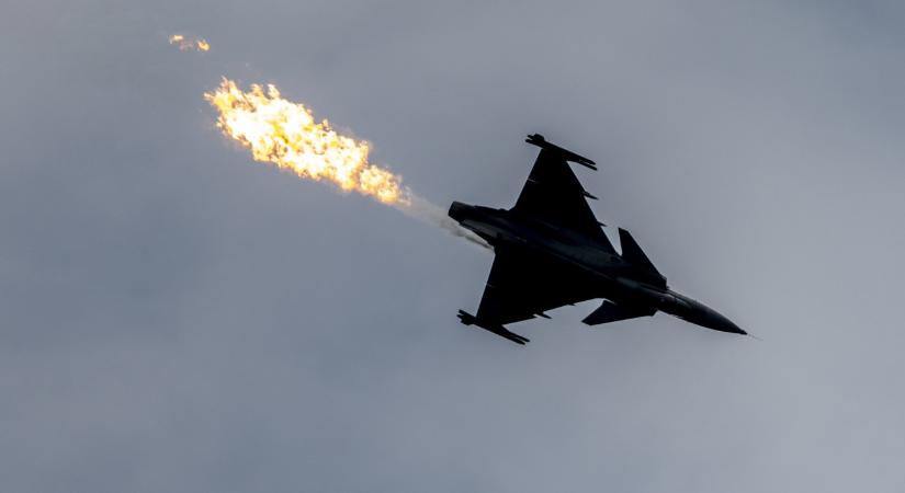 Történelminek nevezhető Gripen-szerződést írt alá a honvédelmi miniszter