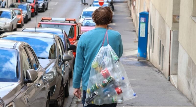 Palackgyűjtögetők: nem biztos, hogy hajléktalanok, csak az, hogy szegények